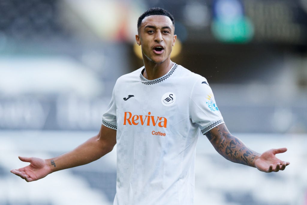 Adam Idah in action for Swansea City v Hull City in the Sky Bet Championship.