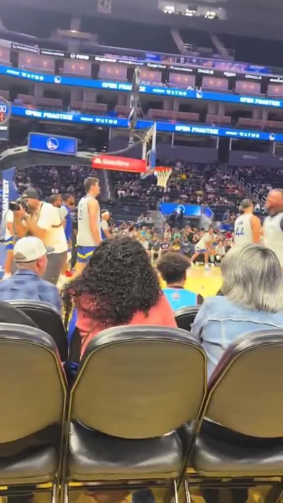 Steph Curry asked a fan to pretend like he wanted a GPII autograph but instead flip him off