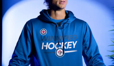 Eric Comrie sent a signed photo to a redditor! 😂