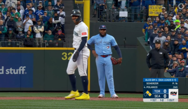 Vladdy Jr. yells out to Max Scherzer mid-inning that he's tipping his pitches after he gives up two straight walks. Scherzer draws a double play on the very next pitch and locks in for the rest of the night.