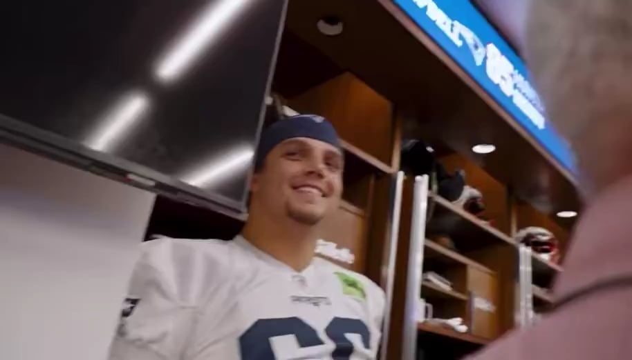 [LosTalksPats] Patriots veteran RT Morgan Moses crashed rookie LT Will Campbell’s media scrum to ask him some hard-hitting questions