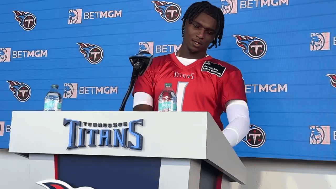 [Highlight] Titans QB Cam Ward tested the media today to see if they can repeat a play call he gave them: They had no chance. “C’mon! You’re gonna get sacked out there.” 😂😂