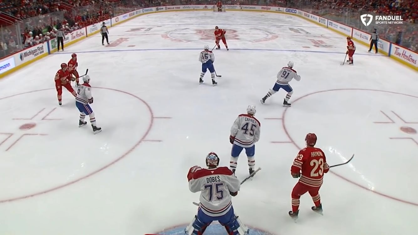 Dylan Larkin cores the first goal of the season on the PP!