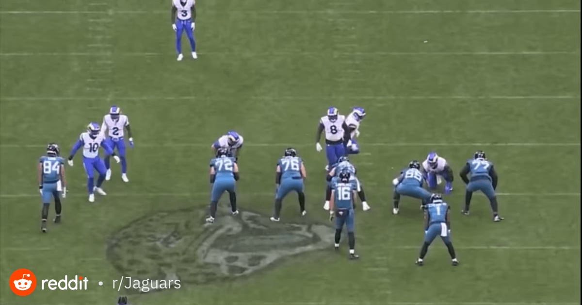 Trevor Lawerence throws a bad ball