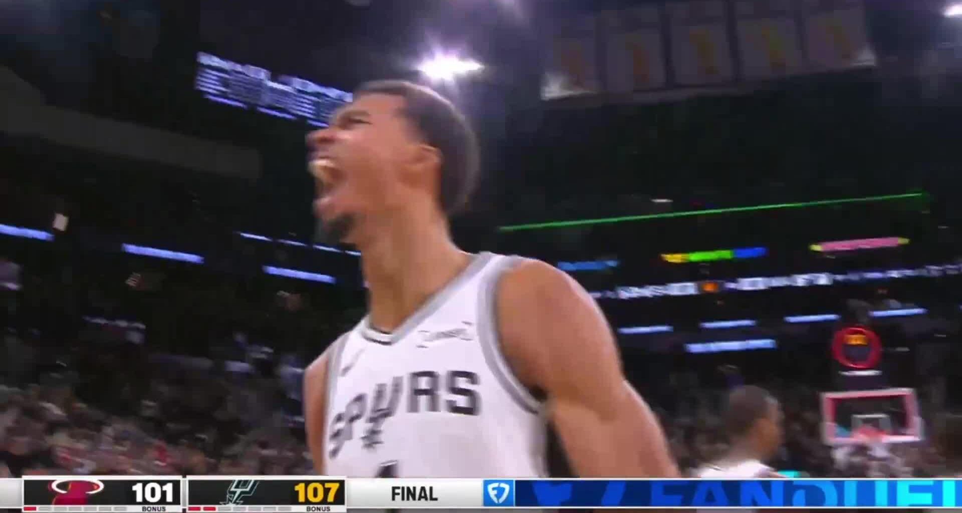[Highlight] Spurs move to 5-0 for the first time in franchise history and Wemby is pumped!