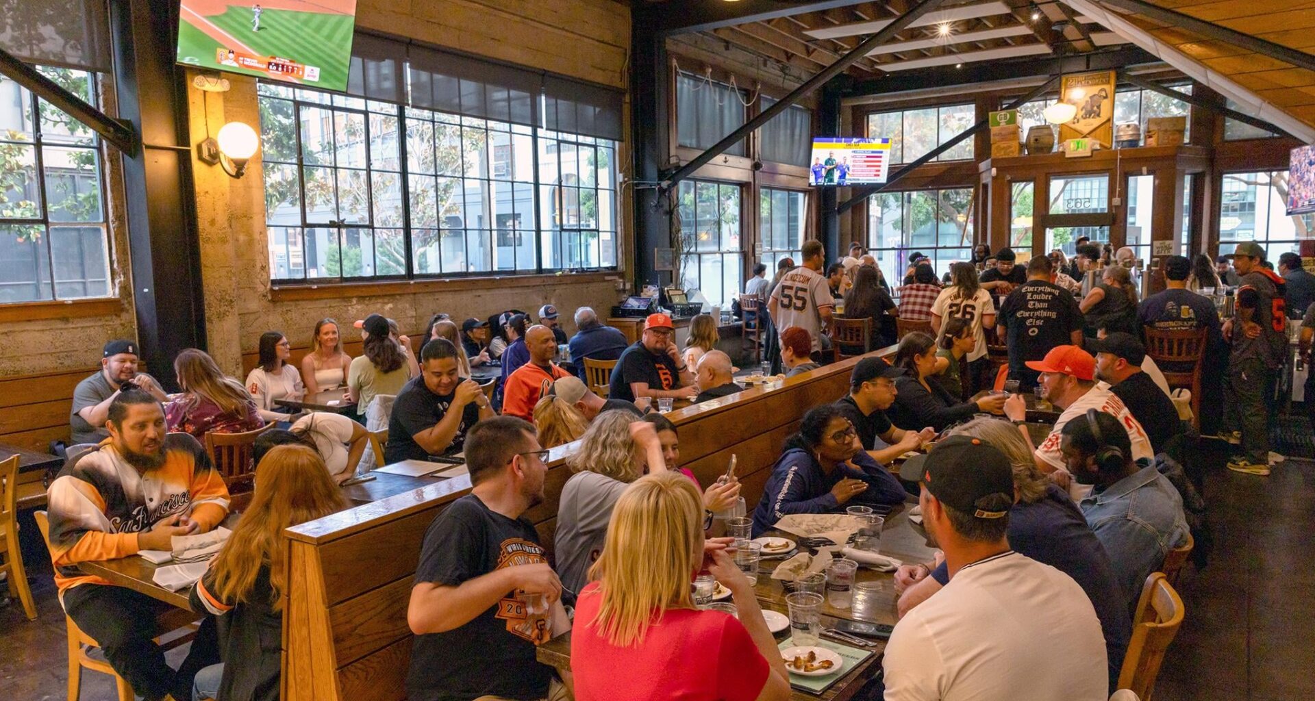 Last call for beloved SF bar near Oracle Park draws mourning SF Giants fans [Scene from the final weekend at 21st Amendment Brewery 😢]