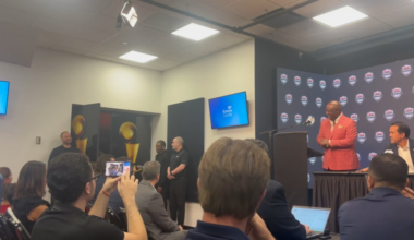 Heat players crashing Spo’s press conference to congratulate him, Spo then calls out the international guys to join the USA chant 🤣