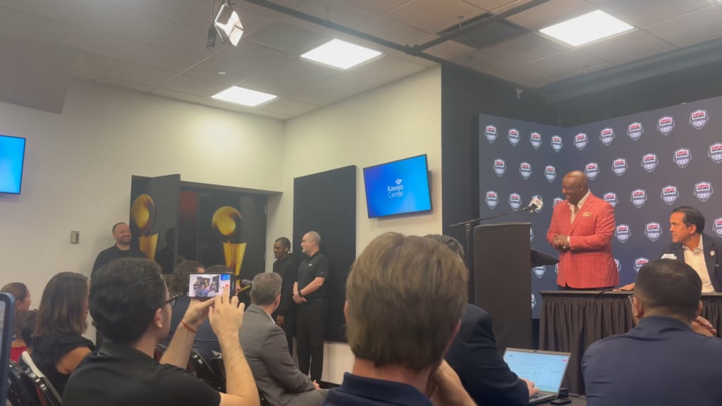 Heat players crashing Spo’s press conference to congratulate him, Spo then calls out the international guys to join the USA chant 🤣
