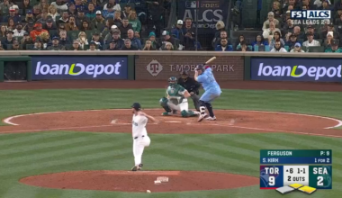 [Highlight] Alejandro Kirk muscles one over the right field fence to extend the Blue Jays lead