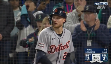 ANDRES MUNOZ CATCHES THE COMEBACKER TO END THE TOP OF THE NINTH