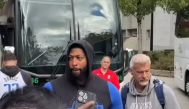 AD SIGNED A LAKERS JERSEY 😢💜💛