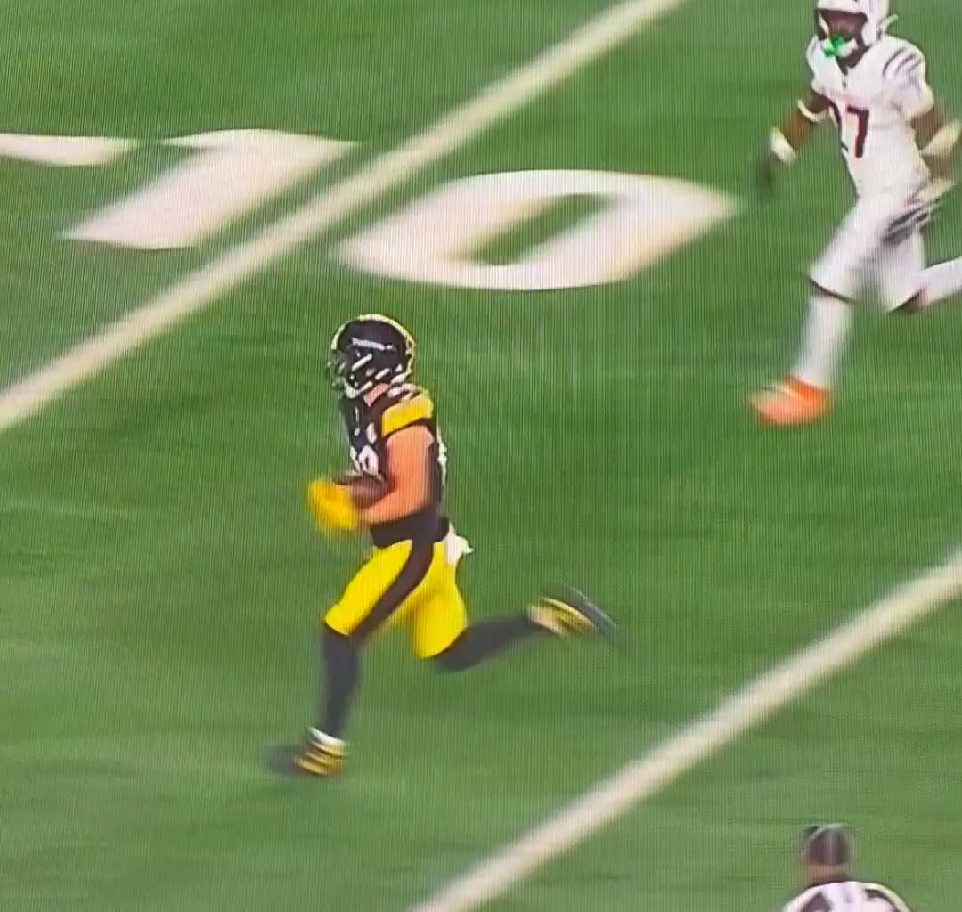 Broderick Jones is a moron. Tackling Rodgers after a TD