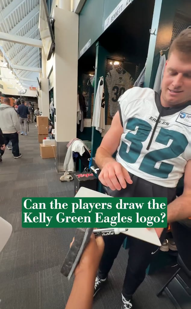 Eagles players drawing the Kelly Green logo 🤣