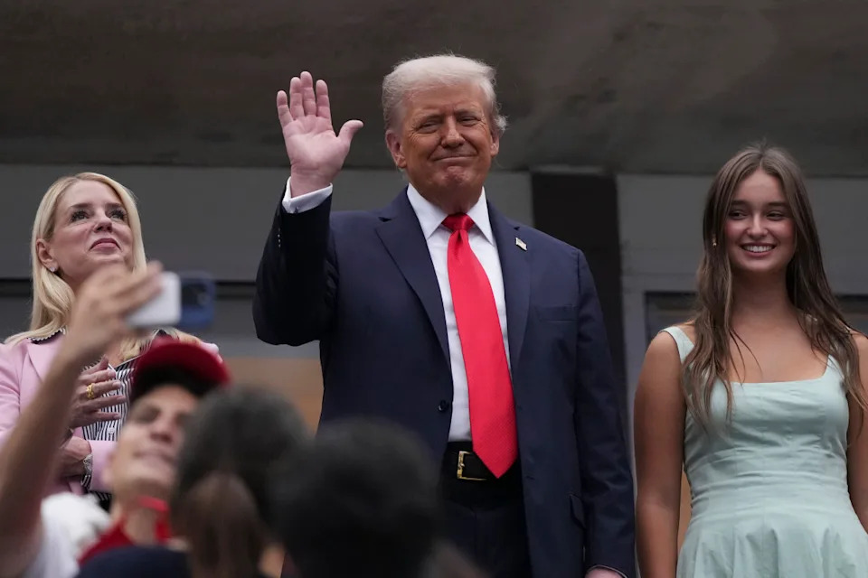 Sep 7, 2025; Flushing, NY, USA; President Donald Trump waves prior to the final of mens singles at Billie Jean King National Tennis Center. Mandatory Credit: Robert Deutsch-Imagn Images© Robert Deutsch-Imagn Images
