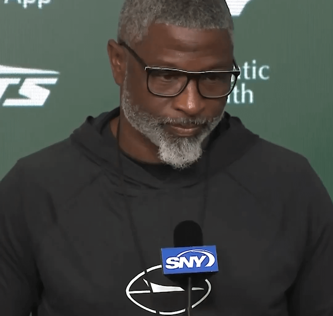 [Highlight] Jets HC Aaron Glenn reiterated today that he's not revealing his starting QB for Sunday vs. the Bengals:

"I don't want to. I don't know how many times I gotta answer that. It's not going to change."