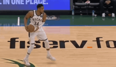 Giannis was not called for traveling on this drive vs the Knicks