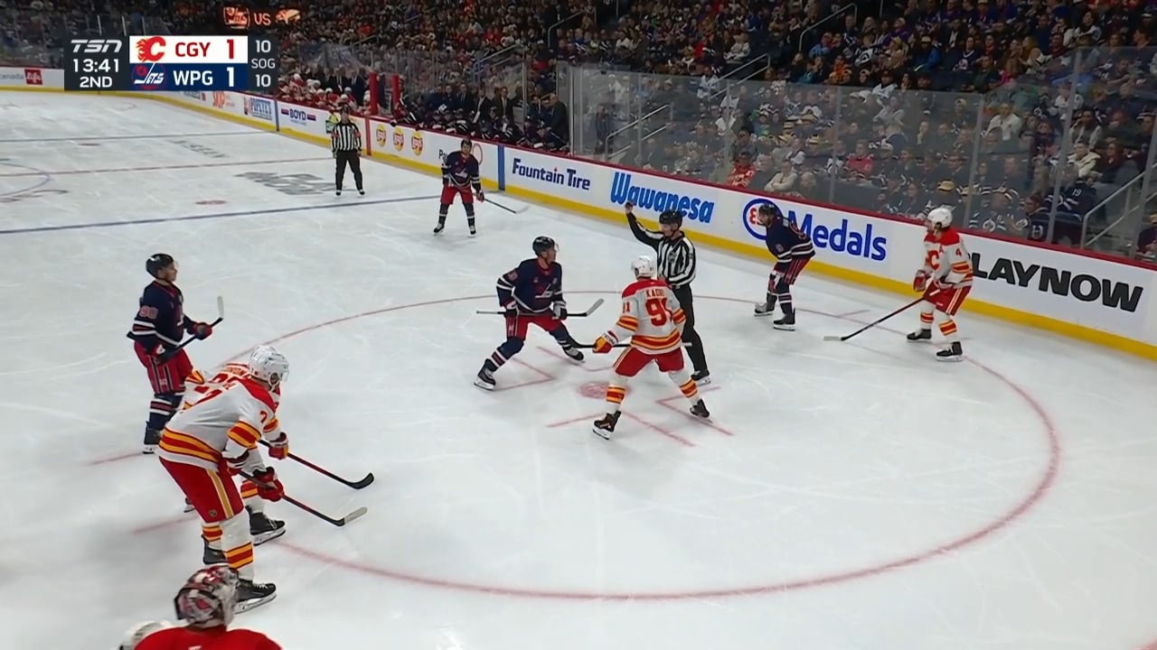 First goal on home ice for Jonathan Toews!