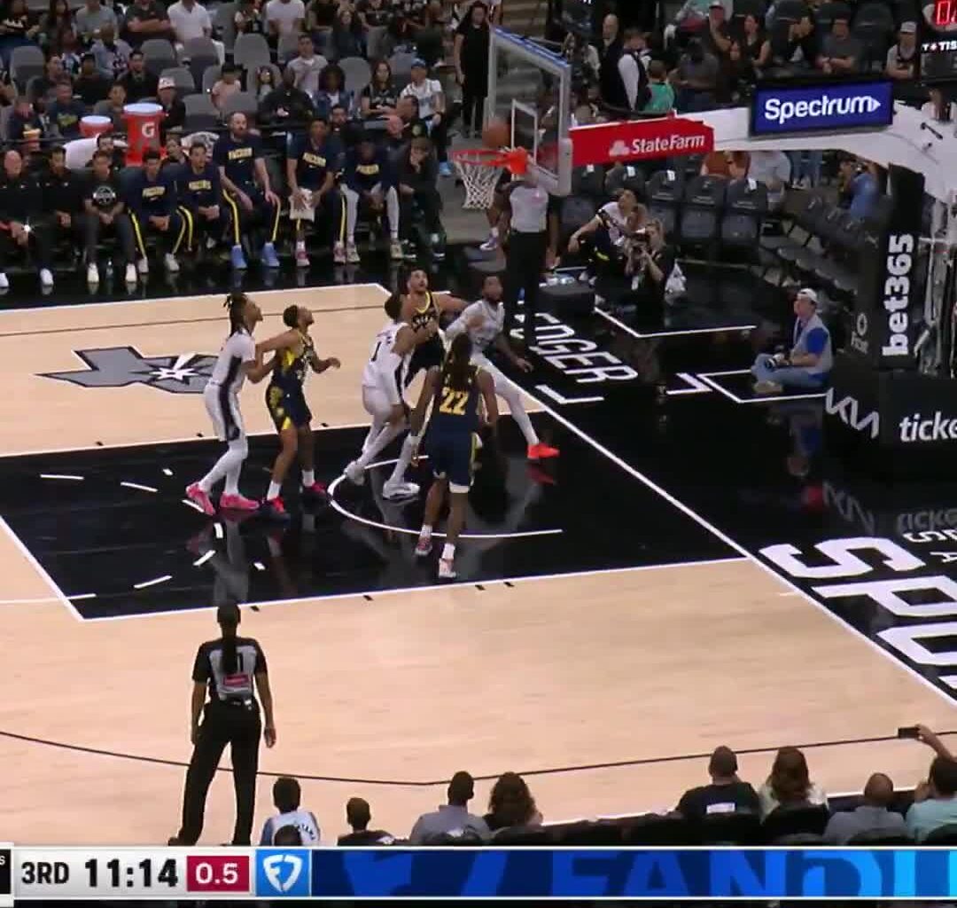 [Highlight] Wemby fakes the shot and goes for an easy layup