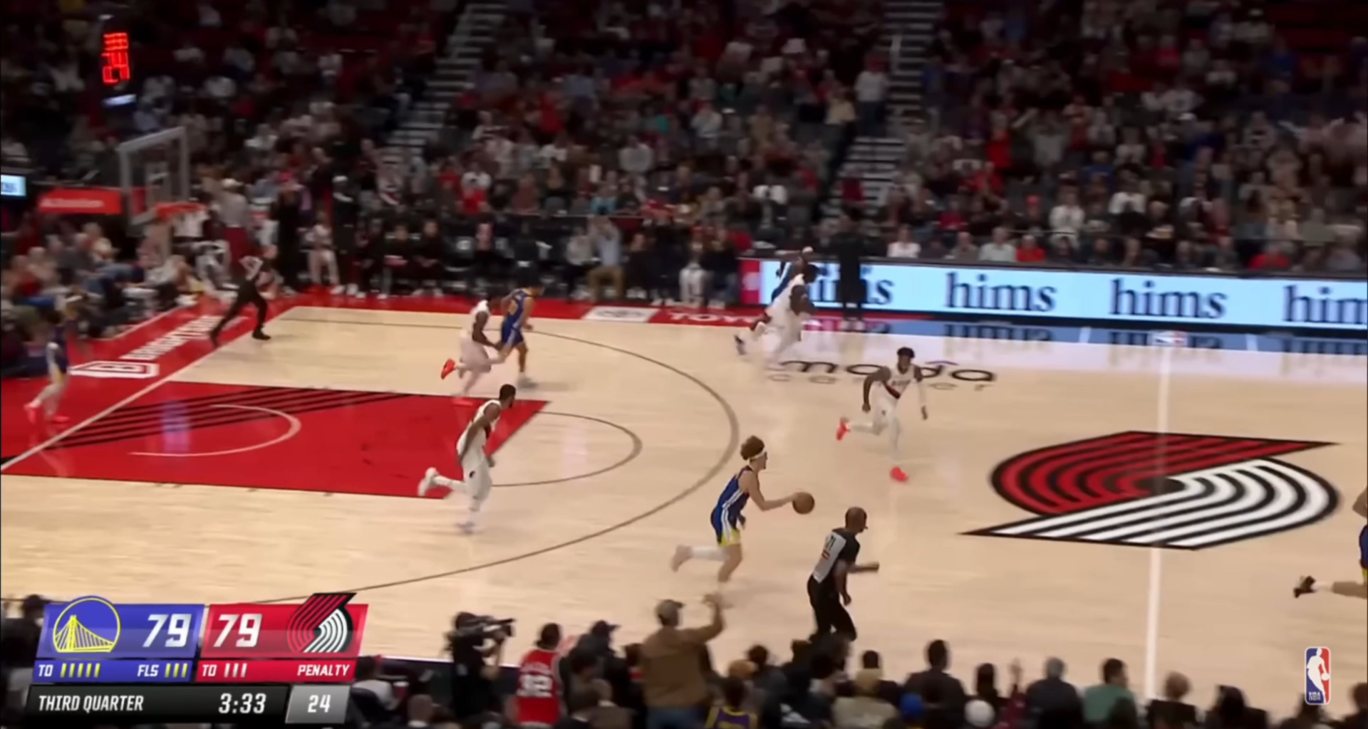 Post's between the leg pass to Curry for three!