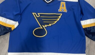 1999-2000 nhl patch royal blue or navy?