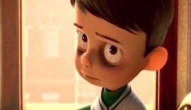 Everyone watching the refs overturn the Bears 1 yard completion after Travis Kelce used the ground as a third hand to catch last night