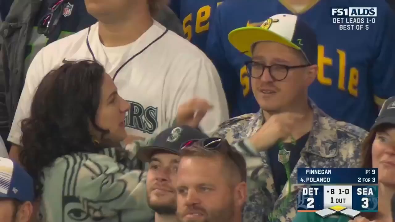 Mariners fan has an emotional moment after Seattle takes the lead