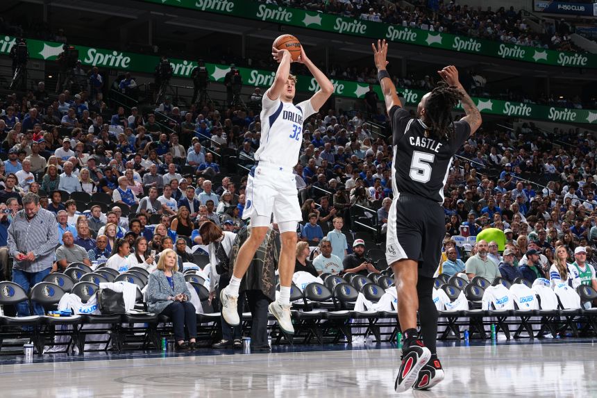 Flagg (No. 32) had a tough debut for the Mavericks.