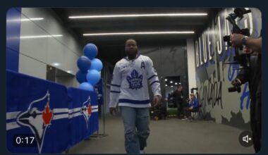 [Sportsnet] Vladimir Guerrero Jr. arrives for Game 7 in an Auston Matthews jersey 🤝🍁