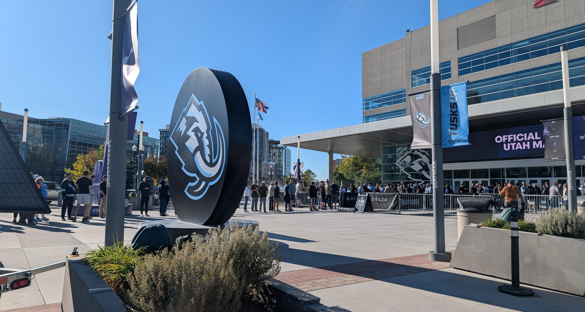 Season ticket holder line was already pretty long but non season isn't too bad when I left, and there's a lot of stock still