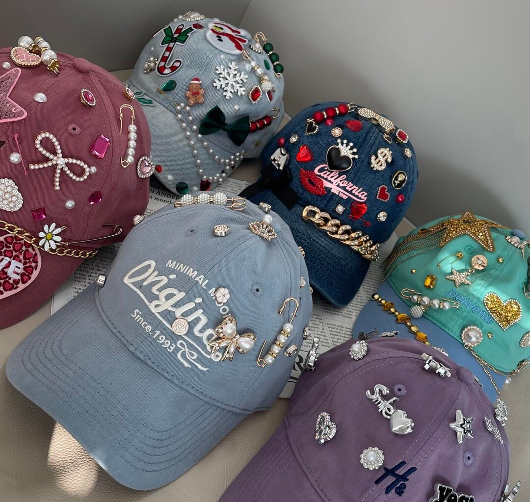 I spent the whole night DIY-ing these baseball caps,and my friend actually said they’re too embarrassing to wear out!