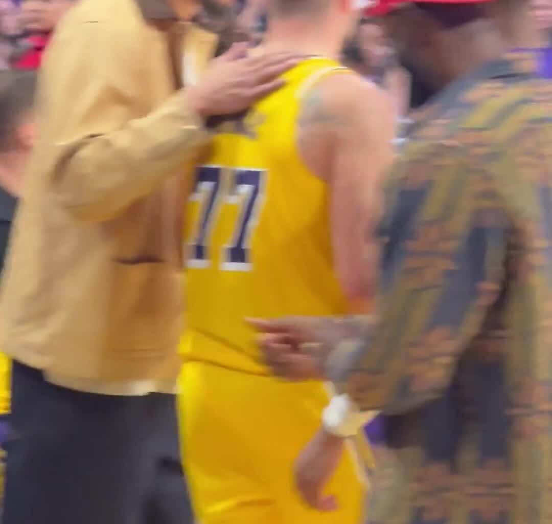 Luka Doncic receives a standing ovation from everyone after his 49 point game except Austin Reaves who was not impressed