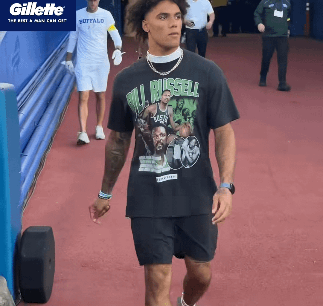 Patriots CB Gonzo repping Bill Russell. Gotta love Boston sports 💚❤️💙