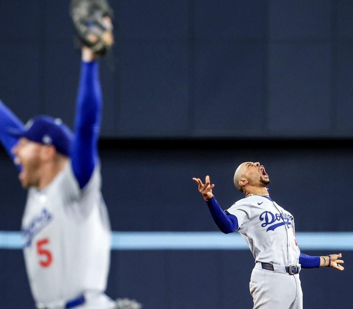 How great is this wallpaper? (Click to see Mookie’s glove)