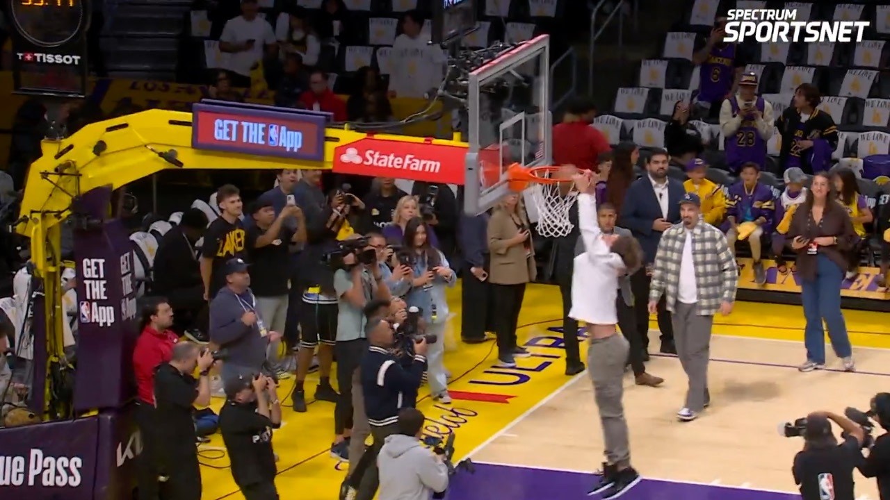 Tyler Glasnow slam dunk, Blake Snell & more Dodgers go to Lakers game after 2025 World Series win