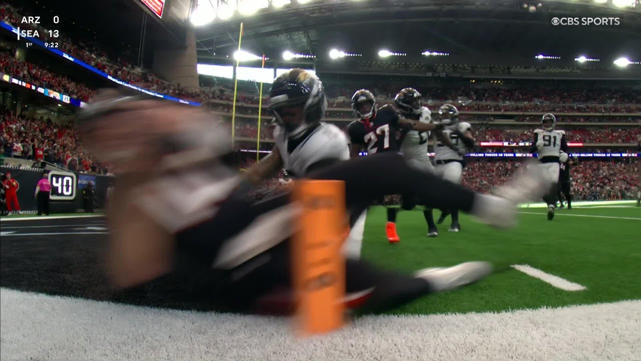 Mills dives for the pylon for lead-changing TD