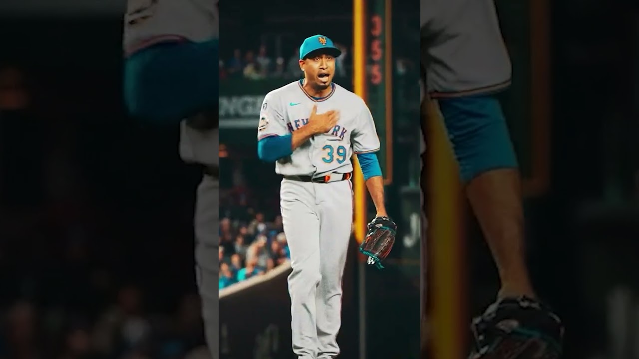 Edwin Díaz takes home his third Reliever of the Year award 🔥🎺