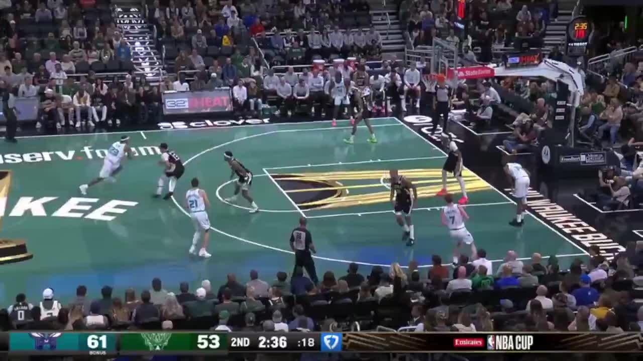 [Highlight] Tre Mann dunks ALL OVER Myles Turner