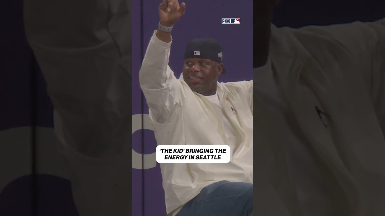 Ken Griffey Jr. bringing it in Seattle 😤 #mlb #mariners #kengriffey