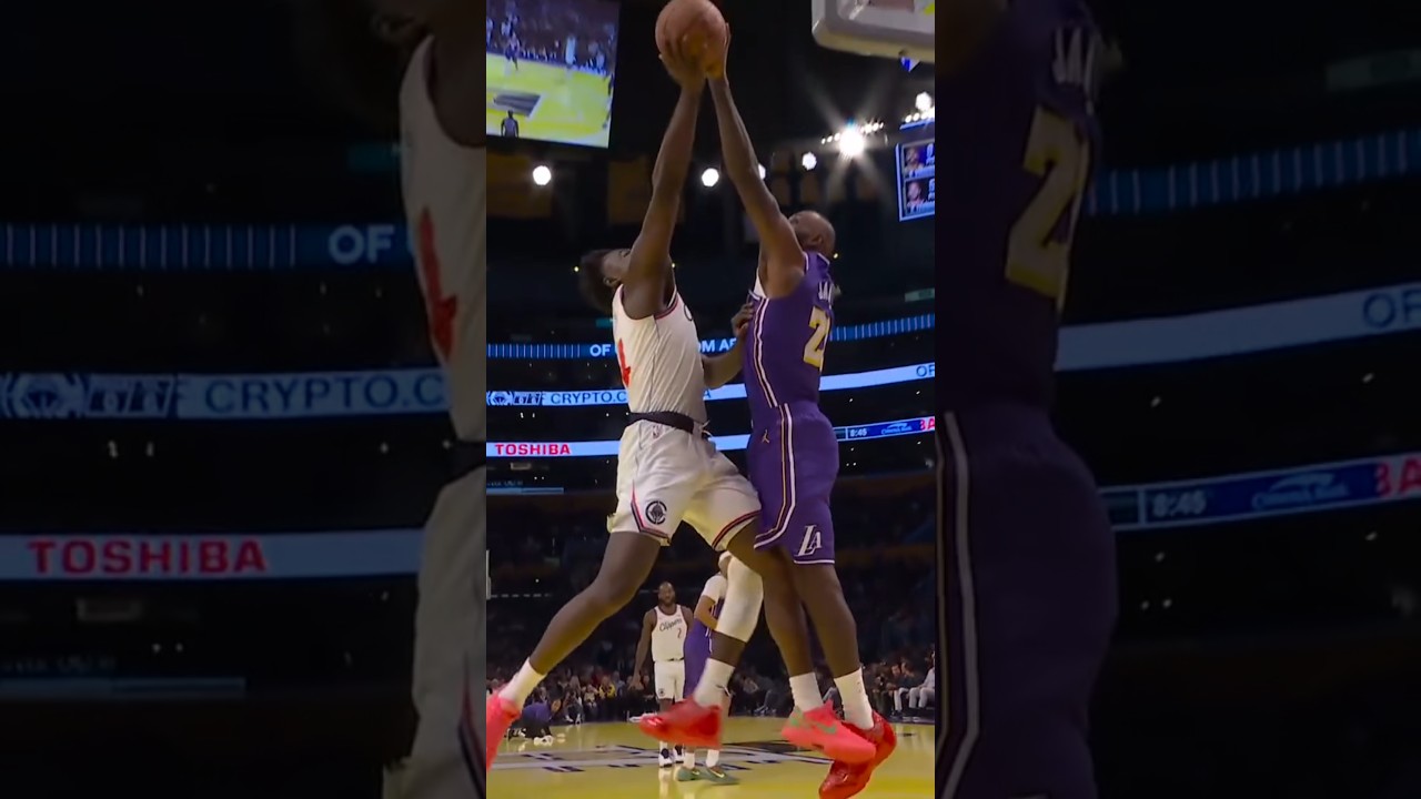 LeBron James MONSTER BLOCK! 👑💪