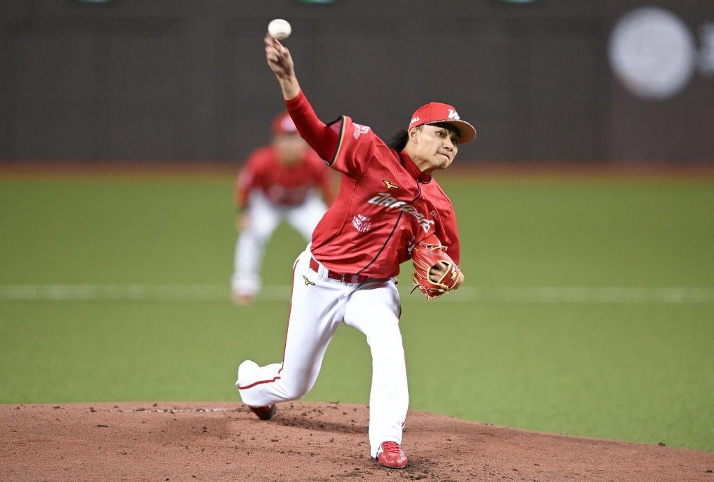 A Taiwanese pitcher Jo-Hsi Hsu has signed to play for Softbank Hawks declining Dodgers' offer