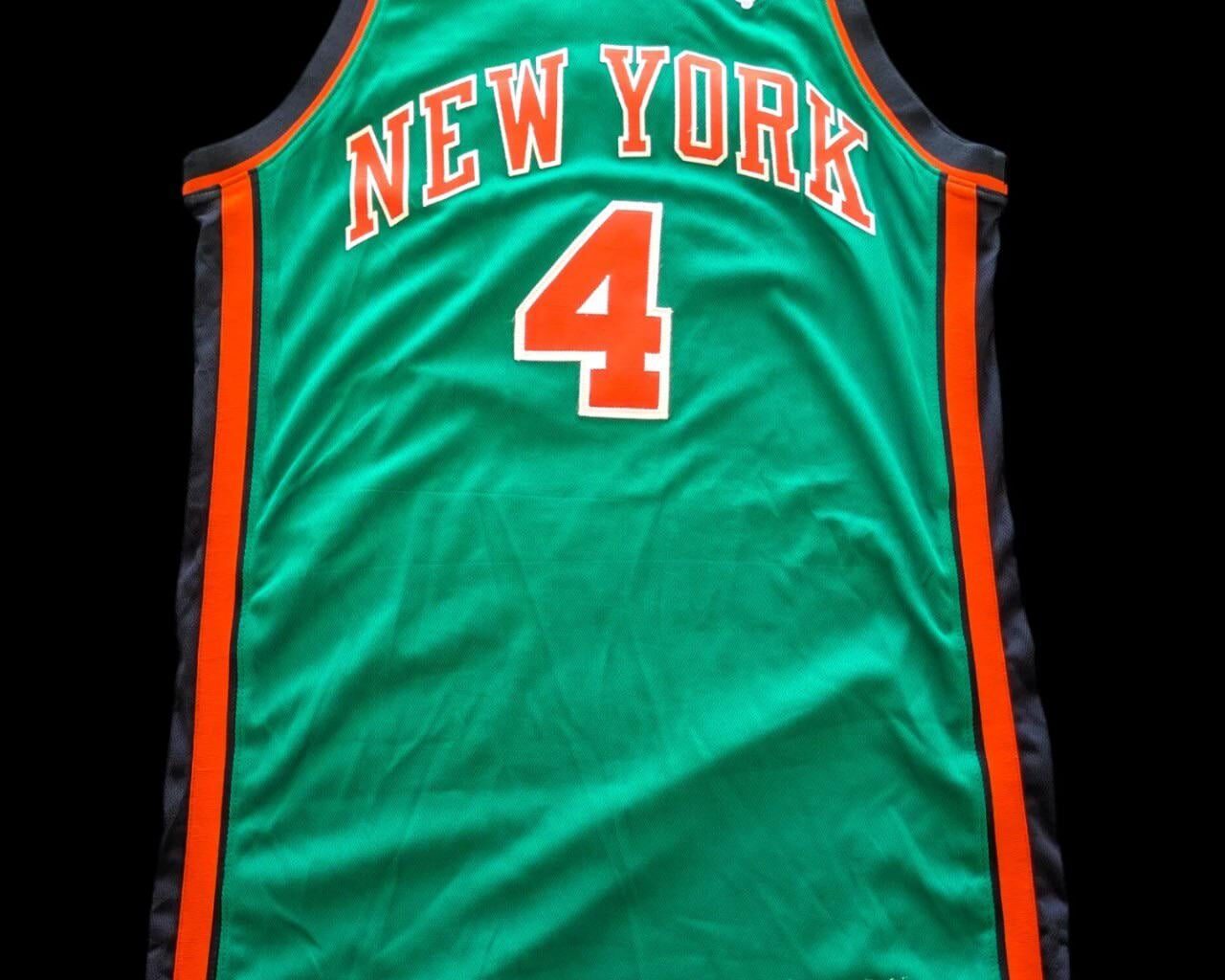 Is there anywhere I can buy a Knicks Christmas jersey?? Looking for an XL🎅