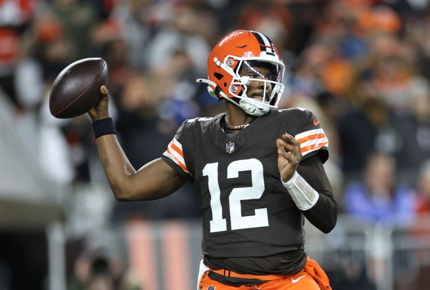 Cleveland Browns quarterback Shedeur Sanders throws downfield during the fourth quarter against the Baltimore Ravens.
