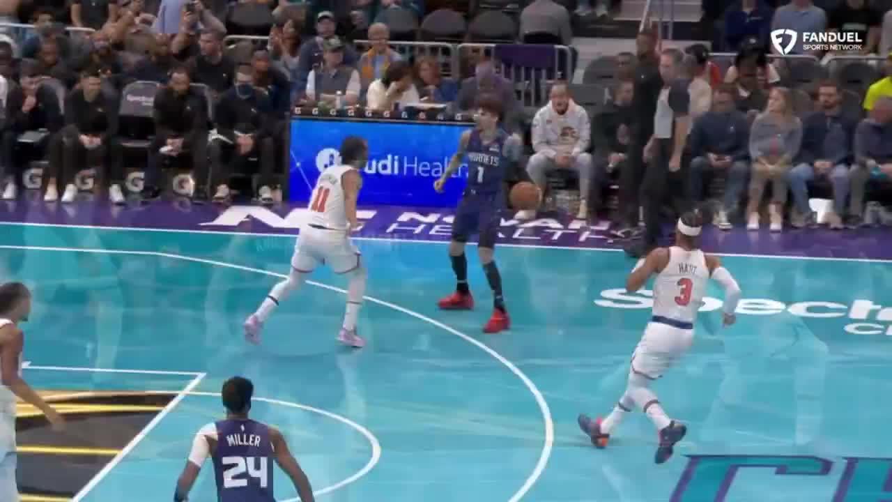 [Highlight] LaMelo Ball completes the pass of the year to Jalen Brunson