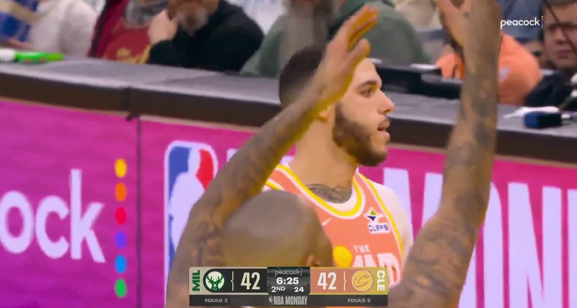 [Highlight] Lonzo almost catches everyone off guard with his last second pass