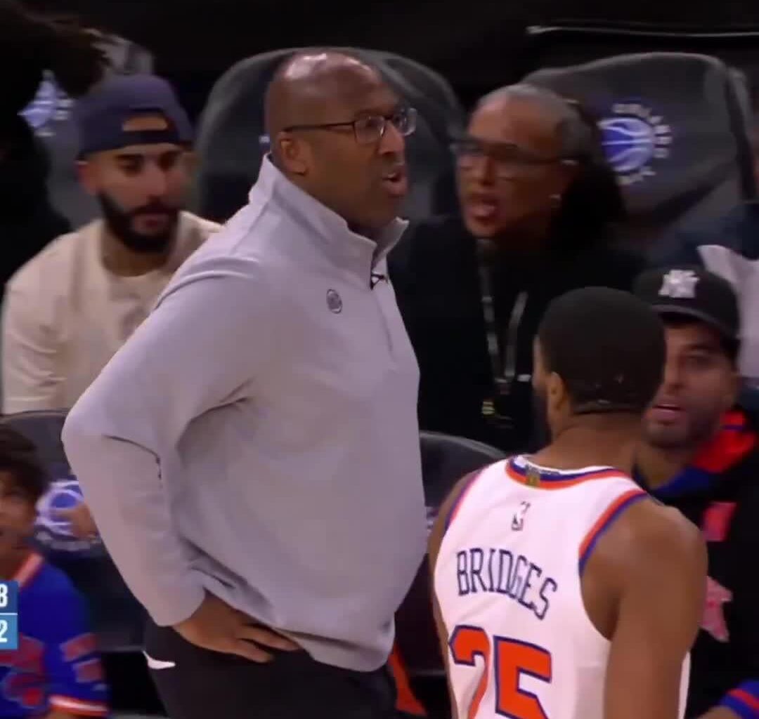 Landry Shamet appears to dislocate the same shoulder he injured last year