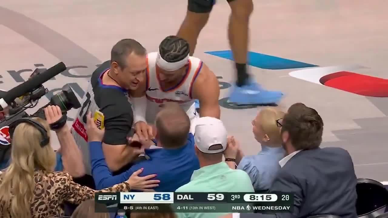 [Highlight] Josh Hart falls into the front row and ate an M&M from a fan