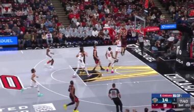 [Highlight] Josh Giddey lobs it up for Matas Buzelis who skies for the massive two-handed slam