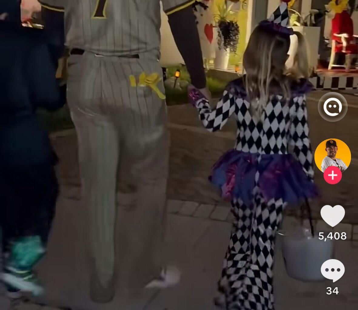 Latin pop star Candelita dressed up as Padres infielder José Iglesias for Halloween 🤯