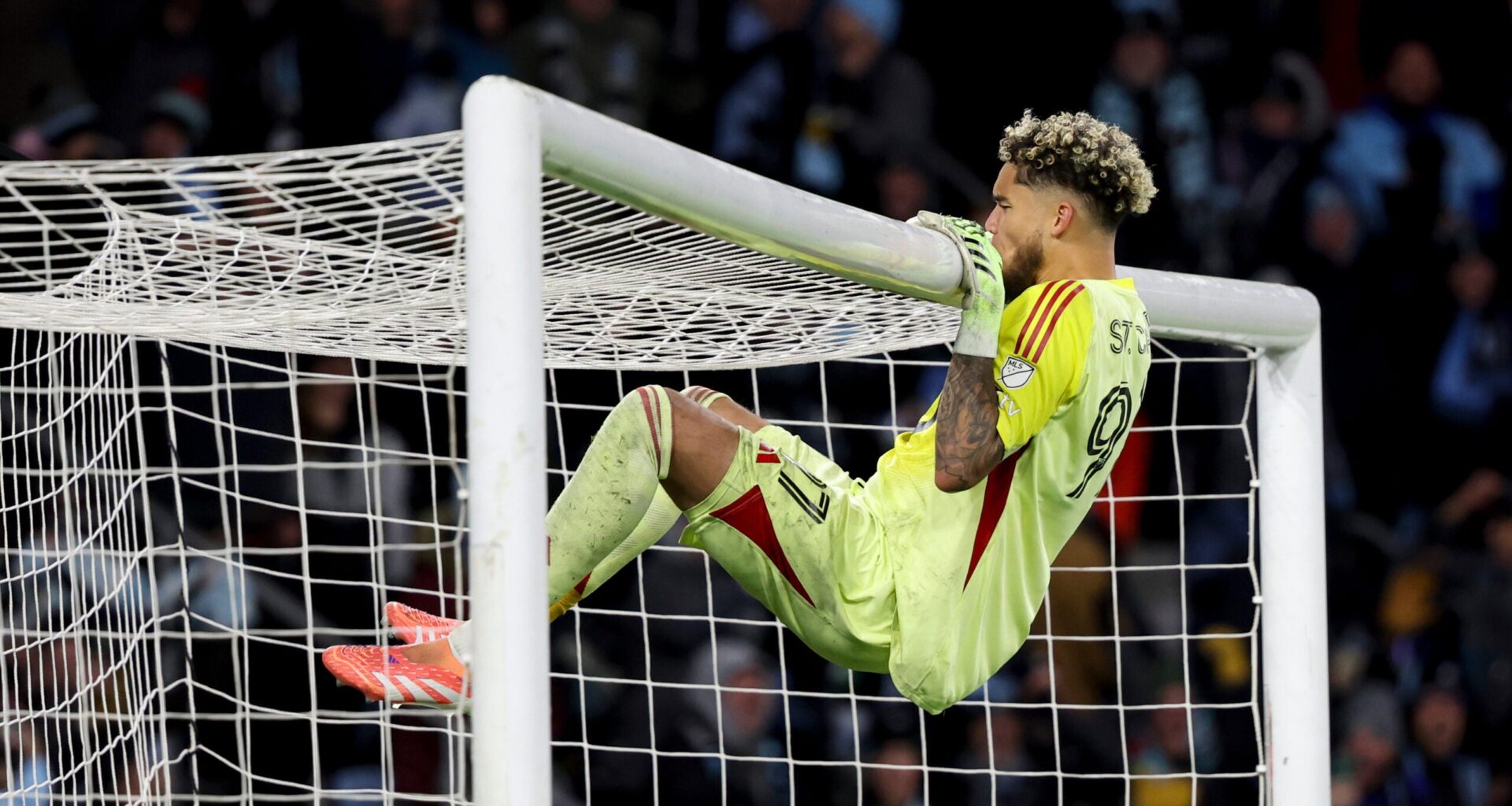 Goalkeeper Dayne St. Clair scores winner in PK shootout as Minnesota United eliminates Sounders