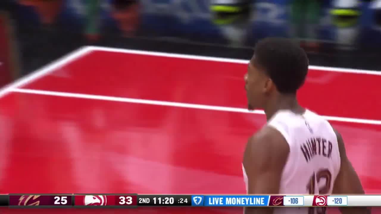 [Highlight] De’Andre Hunter slams it on Mo Gueye and forces him to commit an offensive foul after a stare down
